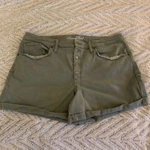 Universal Thread Button Up Shorts. Size 18/34.